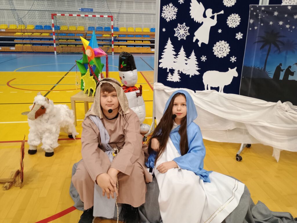 młodzi aktorzy na scenie