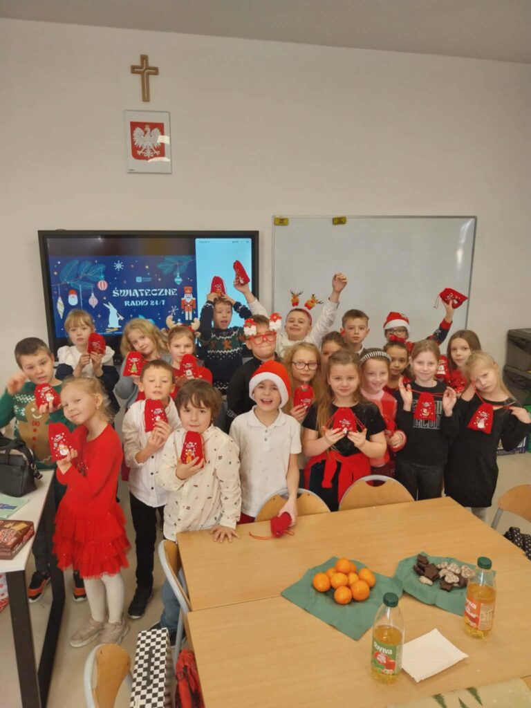 dzieci podczas wigilii klasowej