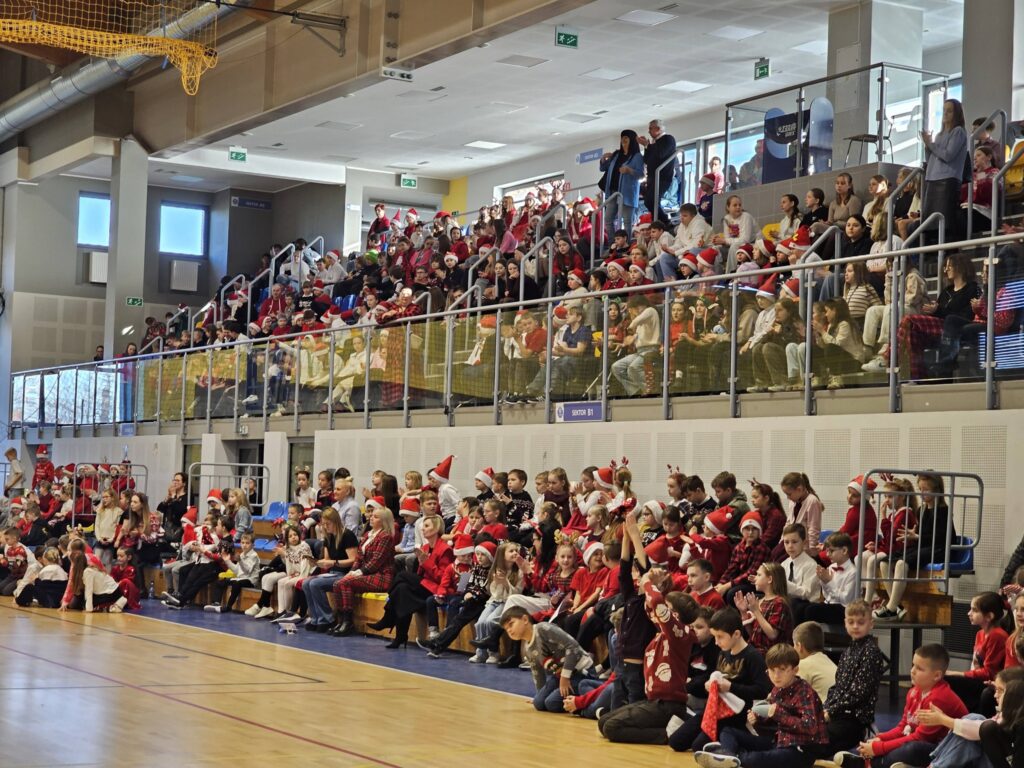 uczniowie na występie