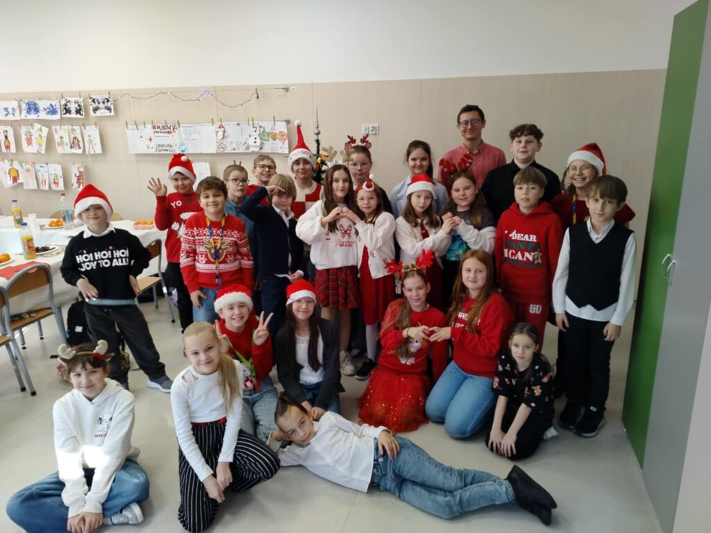 dzieci podczas wigilii klasowej
