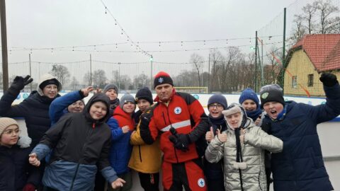uczniowie z ratownikiem