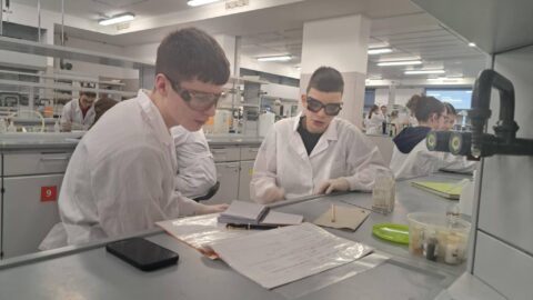 uczniowie w laboratorium