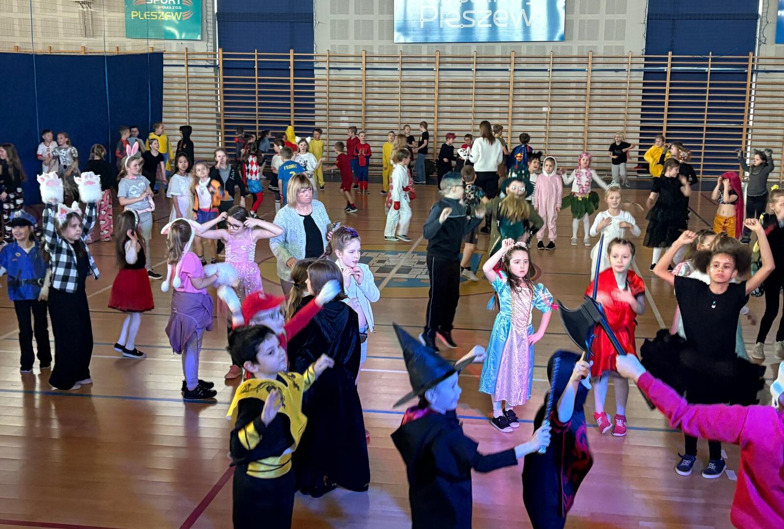 dzieci na balu karnawałowym