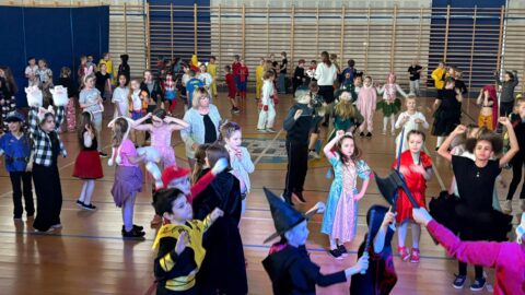 dzieci na balu karnawałowym