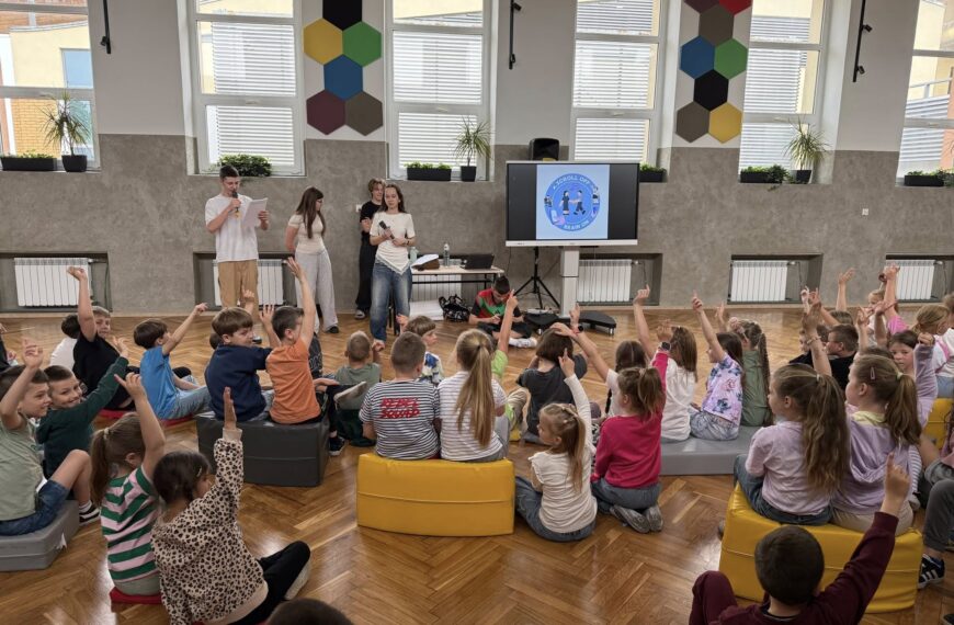 uczniowie podczas pogadanki