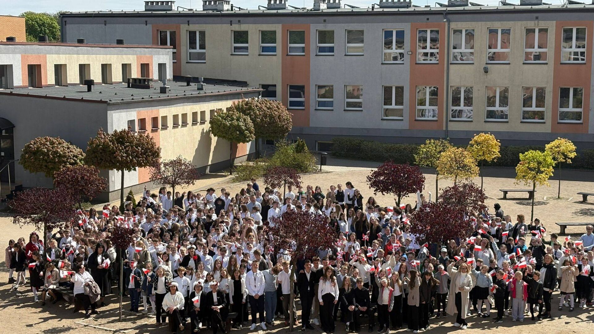 społeczność szkolna podczas świąt majowych